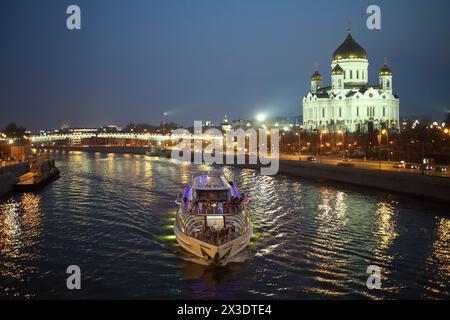 RUSSIA, MOSCA - 12 aprile 2015: Persone che camminano su una nave vicino alla cattedrale di Cristo Salvatore la sera. Foto Stock