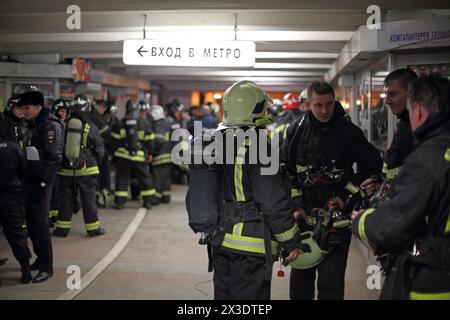 Sette vigili del fuoco nad poliziotto in uniforme sono addestrati per situazioni di emergenza in metropolitana. Foto Stock