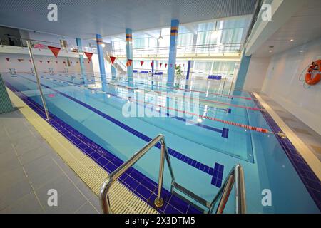 RUSSIA, MOSCA - DEC 10, 2014: Piscina vuota con acqua trasparente nel centro di formazione per la difesa civile e le situazioni di emergenza di Mosca. Foto Stock
