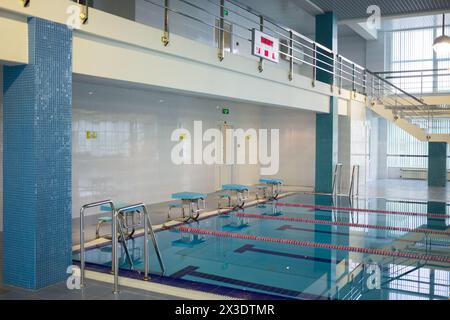 RUSSIA, MOSCA - DEC 10, 2014: Piscina pulita senza persone nel centro di formazione per la difesa civile e situazioni di emergenza di Mosca. Foto Stock