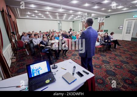 MOSCA, RUSSIA - 22 GENNAIO 2017: Le persone ascoltano la presentazione del relatore durante la mostra Studinter Education Abroad for All in Radisson Slavyanskaya Hot Foto Stock