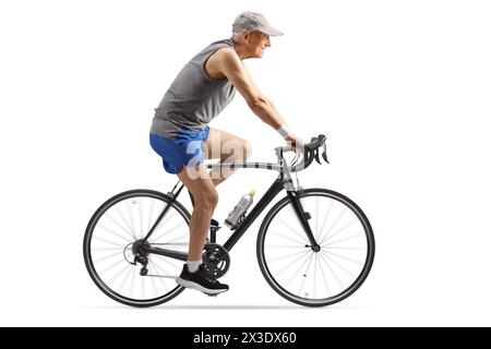 Uomo anziano in abbigliamento sportivo in bicicletta isolato su sfondo bianco Foto Stock