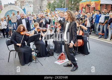 MOSCA, RUSSIA - 10 settembre 2017: Quartetto d'archi e cantanti in via Tverskaya durante la celebrazione del 870° anniversario di Mosca. Foto Stock
