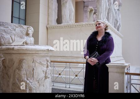 MOSCA, RUSSIA - 3 novembre 2017: Donna (MR) in piedi nel cortile greco nel Museo di Belle Arti nominato da A.S.Pushkin. Foto Stock