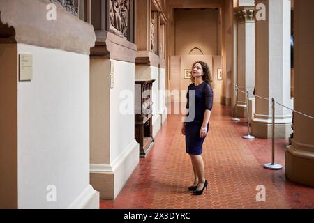 MOSCA, RUSSIA - 3 novembre 2017: Donna (MR) si erge guardando le sculture nel Museo di Belle Arti nominato da A.S.Pushkin. Foto Stock