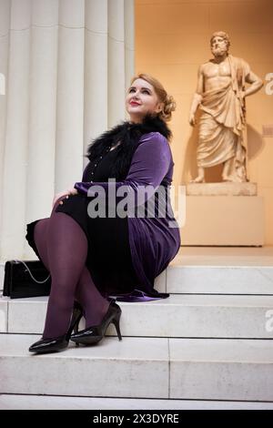 MOSCA, RUSSIA - 3 novembre 2017: Donna (MR) siede su gradini di marmo contro la scultura di Zeus nel cortile greco del Museo di Belle Arti nominato da A.S.Pus Foto Stock