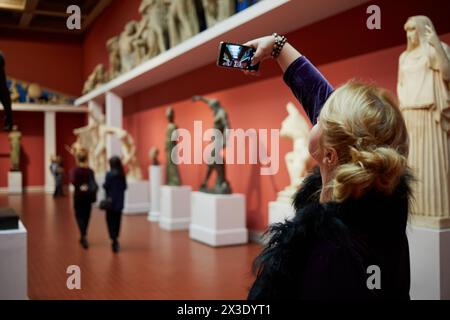 MOSCA, RUSSIA - 3 novembre 2017: Woman (MR) scatta una foto di sculture esposte nella sala olimpica del Museo di Belle Arti nominato da A.S.Pushkin. Foto Stock