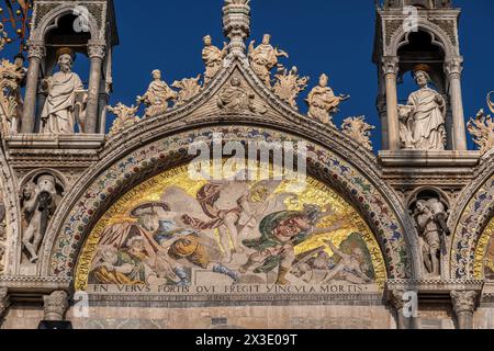 Il mosaico della Resurrezione con Gesù Cristo sulla lunetta del registro superiore di San Basilica di San Marco a Venezia. Foto Stock