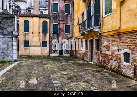 Antiche e pittoresche case a Campiello Pisani nella città di Venezia, Italia. Foto Stock