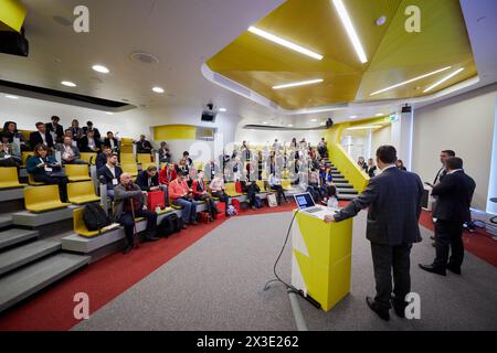 MOSCA, RUSSIA - 09 novembre 2017: Persone nell'auditorium della società Yandex nuovo ufficio durante la conferenza dedicata alla nuova applicazione Yandex.Fuel. Foto Stock