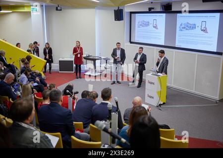 MOSCA, RUSSIA - 09 novembre 2017: Persone nell'auditorium dell'ufficio aziendale Yandex durante la conferenza dedicata alla nuova applicazione Yandex.Fuel. Foto Stock