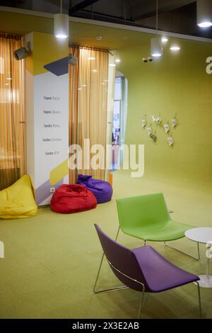 MOSCA, RUSSIA - 09 novembre 2017: Sala lounge nell'ufficio Yandex di Mosca. Yandex è una società transnazionale russa che possiede un sistema di ricerca, portali Internet AN Foto Stock