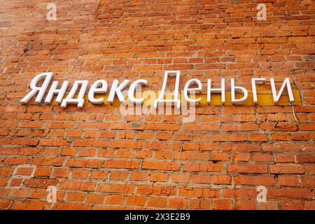 MOSCA, RUSSIA - 09 novembre 2017: Firma Yandex Money sul muro di mattoni dell'ufficio Yandex di Mosca. Yandex è una società transnazionale russa che possiede un sistema di ricerca Foto Stock