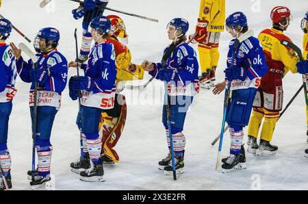 Handshake nach dem Spiel zwischen den U20-Elit Juniorenteams zwischen dem EHC Kloten und dem EHC Biel-Bienne Spirit in der Stimo Arena. Der Gastgeber Foto Stock