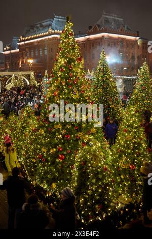 MOSCA, RUSSIA - 3 GENNAIO 2018: Le persone camminano in serata in piazza Manezhnaya durante le vacanze di Natale e Capodanno. Foto Stock