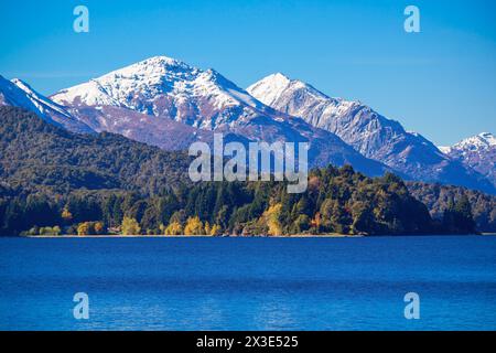 Tronador Mountain e Nahuel Huapi Lake, Bariloche. Tronador è uno stratovulcano estinto nelle Ande meridionali, situato nei pressi della città argentina di Bar Foto Stock