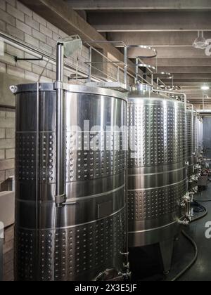 Processo di fermentazione del vino in tini di acciaio inossidabile in una cantina Foto Stock