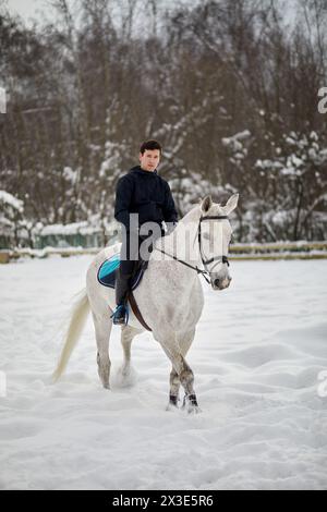 Cavalcate a cavallo bianco all'aperto il giorno d'inverno. Foto Stock