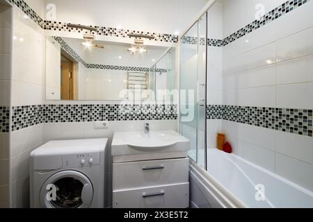 KAZAN, RUSSIA - DEC 7, 2017: Bagno moderno con attrezzature negli appartamenti di Bauman. Appartamenti situati vicino al Cremlino di Kazan e alla Moschea Kul Sharif. Foto Stock