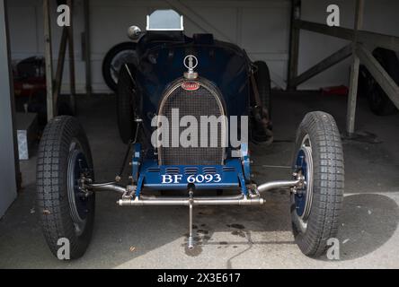 Bugatti Type 35B degli anni '1920, partecipante al trofeo Grover Williams al 81° meeting dei membri, Goodwood Motor Racing Circuit, Chichester, Regno Unito Foto Stock