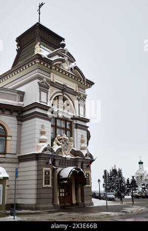 KAZAN, RUSSIA - 10 dicembre 2017: Fine di via Kremlyovskaya, ingresso al Museo Nazionale della Repubblica Tatarstan il giorno invernale. La sua inaugurazione ha preso pla Foto Stock