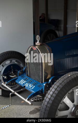 Bugatti Type 35B degli anni '1920, partecipante al trofeo Grover Williams al 81° meeting dei membri, Goodwood Motor Racing Circuit, Chichester, Regno Unito Foto Stock