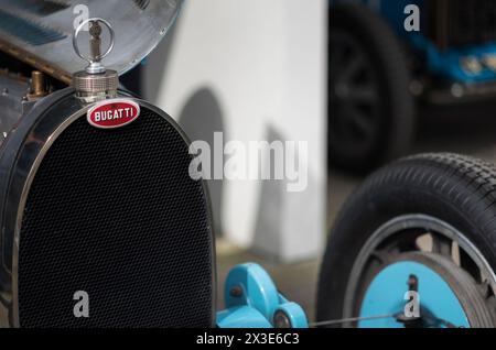 Bugatti Type 35B degli anni '1920, partecipante al trofeo Grover Williams al 81° meeting dei membri, Goodwood Motor Racing Circuit, Chichester, Regno Unito Foto Stock