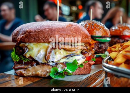 Hamburger fatto in casa con funghi e pane australiano Foto Stock