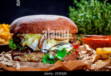 Hamburger fatto in casa con funghi e pane australiano Foto Stock