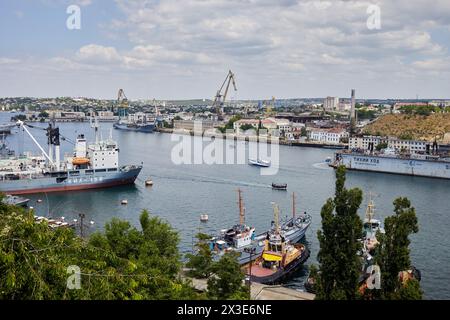 SEBASTOPOLI, CRIMEA - 10 giugno 2018: Baia meridionale di Sebastopoli con navi e gru. Foto Stock