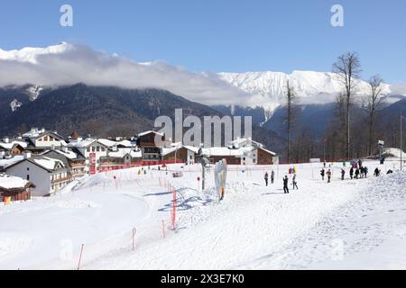 KRASNAYA POLYANA, SOCHI, RUSSIA - 5 marzo 2017: Località sciistica Rosa Khutor, nel febbraio 2014 la località è diventata la sede dei XXII Giochi Olimpici invernali Foto Stock