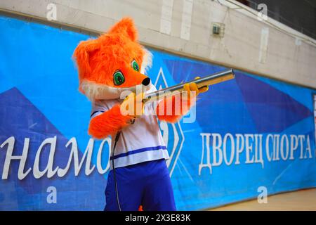 MOSCA - APR 8, 2017: Uomo in costume di volpe con pistola alla partita del Campionato russo di pallavolo Dinamo (Mosca) - Nova (Novokuibyshevsk) nel Palazzo di SP Foto Stock