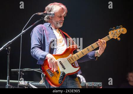 Mantova, Italia. 24 aprile 2024. Phil Williams suona il basso sul palco durante le sue esibizioni dal vivo per â&#x80;&#x9c;Mad About You con la favolosa TH Band European Tourâ&#x80;&#x9d; al PalaUnical Theatre il 24 aprile 2024 a Mantova, Italia. Credito: Agenzia fotografica indipendente/Alamy Live News Foto Stock