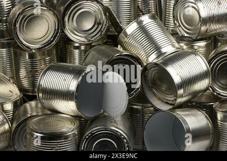 Aprire lo sfondo delle vecchie lattine di latta in metallo. Foto ad alta risoluzione. Profondità di campo completa. Foto Stock