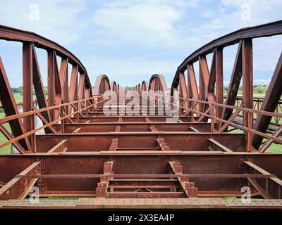 Industriekultur, Baudenkmal, ehemalige innerdeutsche Grenze, alte Eisenbahnbrücke Dömitz an der Elbe, Metallgerippe der Brückenkonstruktion Historische Infrastruktur *** Patrimonio industriale, monumento architettonico, ex confine tedesco interno, vecchio ponte ferroviario Dömitz sull'Elba, scheletro metallico della struttura del ponte infrastrutture storiche Foto Stock