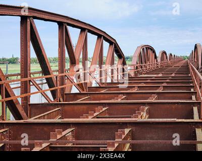 Industriekultur, Baudenkmal, ehemalige innerdeutsche Grenze, alte Eisenbahnbrücke Dömitz an der Elbe, Metallgerippe der Brückenkonstruktion Historische Infrastruktur *** Patrimonio industriale, monumento architettonico, ex confine tedesco interno, vecchio ponte ferroviario Dömitz sull'Elba, scheletro metallico della struttura del ponte infrastrutture storiche Foto Stock