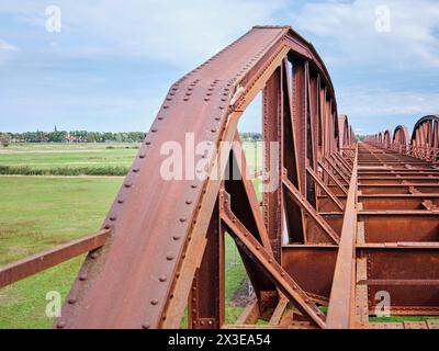 Industriekultur, Baudenkmal, ehemalige innerdeutsche Grenze, alte Eisenbahnbrücke Dömitz an der Elbe, Brückenbogen und Blick Richtung Dömitz Historische Infrastruktur *** Patrimonio industriale, monumento architettonico, ex confine interno tedesco, vecchio ponte ferroviario Dömitz sull'Elba, arco del ponte e vista verso Dömitz infrastrutture storiche Foto Stock