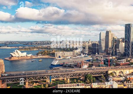 Vista del porto di Sydney. Teatro dell'opera di Sydney. Vista di Sydney dal drone. Giornata nuvolosa, barche sull'acqua Foto Stock