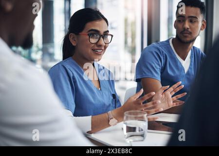 Discussione, tirocinio e team di medici in ufficio per il trattamento sanitario, la diagnosi o la chirurgia in clinica. Incontro, collaborazione e chirurgo con Foto Stock