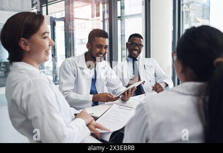 Incontro, lavoro di squadra e infermieri con medici in carica per cure mediche, diagnosi o chirurgia in clinica. Discussione, documenti e gruppo di chirurghi Foto Stock