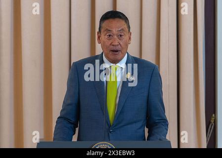 Bangkok, Thailandia. 26 aprile 2024. Il primo ministro thailandese Srettha Thavisin parla ai media durante una conferenza stampa alla camera del governo. Il primo ministro del Bangladesh Sheikh Hasina è in visita ufficiale di sei giorni in Tailandia per rafforzare i legami tra le due nazioni. Sheikh Hasina è il primo primo ministro del Bangladesh che visita ufficialmente la Thailandia dal 2002. Credito: SOPA Images Limited/Alamy Live News Foto Stock