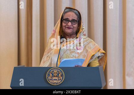 Bangkok, Thailandia. 26 aprile 2024. Il primo ministro del Bangladesh Sheikh Hasina parla ai media durante una conferenza stampa alla camera del governo. Il primo ministro del Bangladesh Sheikh Hasina è in visita ufficiale di sei giorni in Tailandia per rafforzare i legami tra le due nazioni. Sheikh Hasina è il primo primo ministro del Bangladesh che visita ufficialmente la Thailandia dal 2002. (Foto di Peerapon Boonyakiat/SOPA Images/Sipa USA) credito: SIPA USA/Alamy Live News Foto Stock