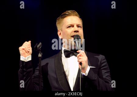 Der deutsche Jazz-Sänger Tom Gaebel im Oberhausener Ebertbad. Il cantante jazz tedesco Tom Gaebel a Oberhausen. Oberhausen NRW DEUDEGERMANYDEUTSCHLANDALLEMAGNE Foto Stock