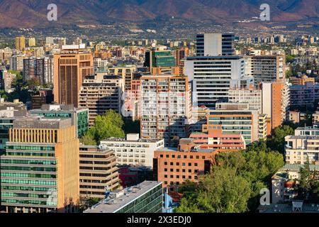 Vista panoramica degli uffici e degli appartamenti nel quartiere Providencia di Santiago del Cile Foto Stock