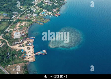 Vista droni della piccola isola di Sanma a Vanuatu, nell'Oceano Pacifico meridionale. Acqua turchese, viaggi Foto Stock