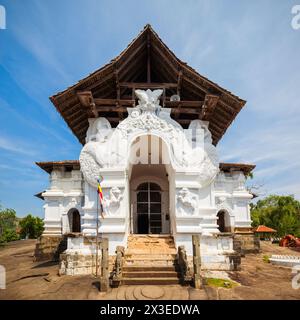 Vihara Lankatilaka o Sri Lankathilake rajamaha viharaya è un antico tempio buddista situato in Udunuwara di Kandy, Sri Lanka Foto Stock