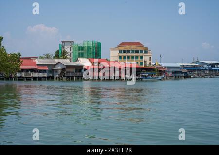 Chew Jetty a Penang in Malesia è un luogo con case di legno su costruzioni selvagge e moli nell'acqua Foto Stock