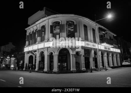 Atmosfera della storica città vecchia con strade ed edifici dell'epoca coloniale inglese a Georgetown, a Penang, in Malesia, nel sud-est asiatico Foto Stock