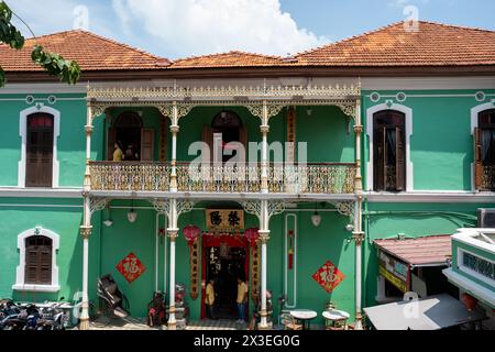 La verde Pinang Peranakan Mansion è un museo di George Town sull'isola di Penang, in Malesia, nel sud-est asiatico Foto Stock