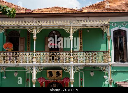 La verde Pinang Peranakan Mansion è un museo di George Town sull'isola di Penang, in Malesia, nel sud-est asiatico Foto Stock